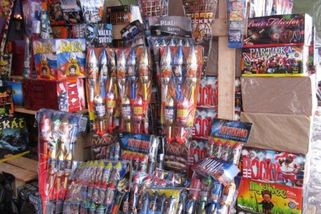 Zátah ČOI v Brně. Večerky tam vesele prodávají nebezpečnou pyrotechniku dětem - Novinky